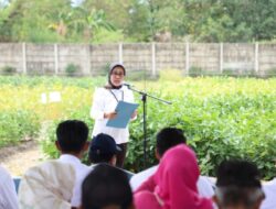 Rektor dan Gubernur Lampung Panen Perdana Kedelai di Kebun Percobaan FP