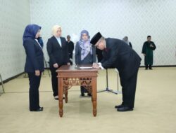 Rektor Prof Lusmeilia Afriani Lantik Dua Penjabat Baru Unila