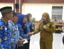 Walikota Eva Dwiana Serahkan 115 SK Pensiun PNS Kota Bandarlampung