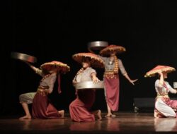 Prodi Pendidikan Seni Tari Angkatan 2022 Gelar Decoreus Tradition