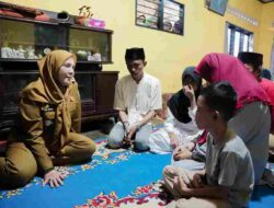 Walikota Eva Dwiana Melayat dan Salurkan Santunan Uang Duka Korban Kecelakaan Kerja