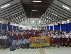 Coach Priska Sahanaya Memberdayakan Generasi Muda Melalui Program Public Speaking di SMP Tarakanita 2 Bersama Pronas