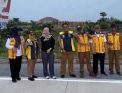 Anggota DPRD Lampung Lesty Putri Utami bersama Kadis BMBK Lampung meninjau ruas jalan Korpri-Purwotani
